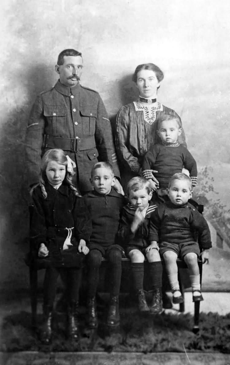 Walter and Ellen Harman and family - Ellen Nellie, Robert, Sydney and the twins - c 1918